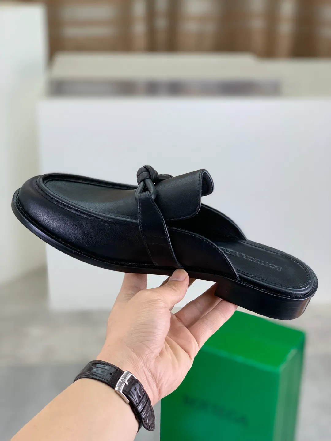 Men's shoes 💰P800 [New model] (genuine leather outsole) water-dyed cow lining 💰High-quality business couple half-slip leather shoes 💎💎💎 BOTTEGA VENETA official website synchronizes the latest top version of BV in the market, accepts material comparison, shoe type comparison, process comparison, practical and textured, versatile and suitable for any occasion, the more you look at it, the more flavorful it becomes. Purely hand-knitted craftsmanship - Upper material, calfskin imported from Italy 🇮🇹 - High-quality water-dyed cowhide lining - Original private model customized leather outsole -Size: Female 35-39 (40 ordered) Male 39-44 (38 45 can be customized) Color: Multiple colors available
